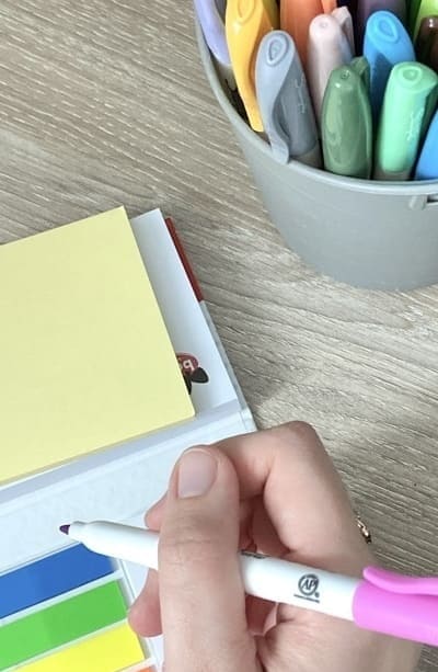 Lea Activ Secretariat Secretaire Independante Freelance Main qui ecrit sur post it